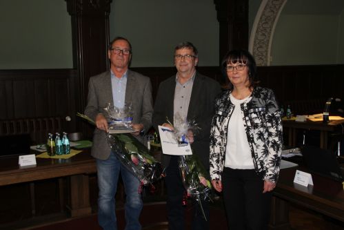 Jörg Sprenger (links) und Bernd Körner (Mitte) erhielten eine Urkunde sowie ein Präsent von Bürgermeisterin Kerstin Ternes