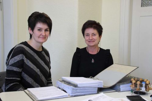 Aline Petschke (links) und Angela Weitz bei der Übergabe in der Meldestelle