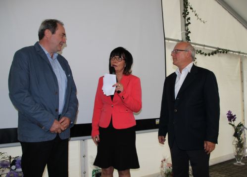 Frau Bürgermeisterin Kerstin Ternes gratuliert Vertriebsleiter Christian Anders (links im Bild) und Geschäftsführer Andreas Heuer zum Firmenjubiläum