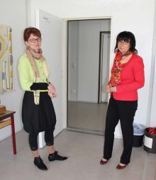 Schulleiterin Simone Kolata (links im Bild) mit Bürgermeisterin Kerstin Ternes im Gespräch