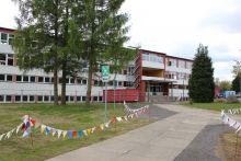 Die Firma Frauenrath Recycling GmbH hat mit dem Abriss der alten Grundschule begonnen.