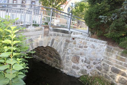 Die sanierte Brücke mit dem ergänzten Schlussstein.