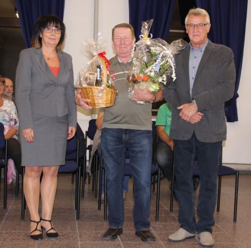 Bürgermeisterin Kerstin Ternes und Ortsvorsteher Christian Schöne überreichten Blumen und Präsentkorb als Dankeschön