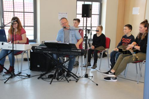 Musikalische Umrahmung durch Herrn Bayer mit seinem Musikschülern