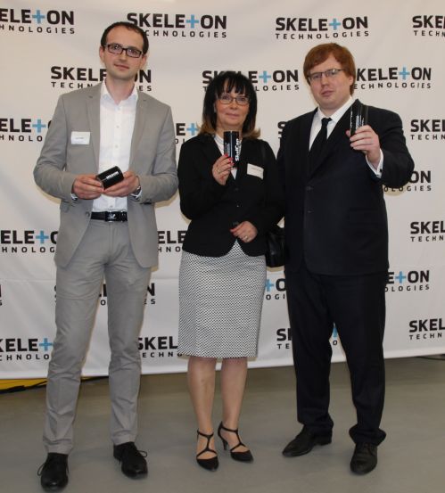 Wirtschaftsförderer André Riffel, Bürgermeisterin Kerstin Ternes und Geschäftsführer Taavi Madiberk mit den Ultrakondensatoren