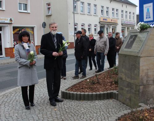 Blumenniederlegung am Denkmal der Familie Schönwald