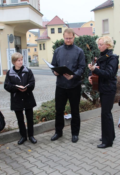 Frau Dorothea Wappler sowie Markus und Juliane Mütze (v.l.n.r.) umrahmten die Gedenkstunde musikalisch.
