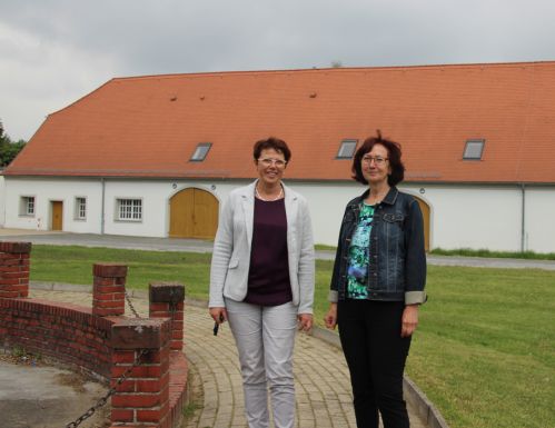 Frau Katrin Säring, Leiterin der Finanzverwaltung der Stadt Großröhrsdorf und Frau Margit Henze im Hofepark Bretnig