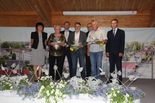 Vereinsmitglieder erhalten Auszeichnung "verdientes Ehrenamt"