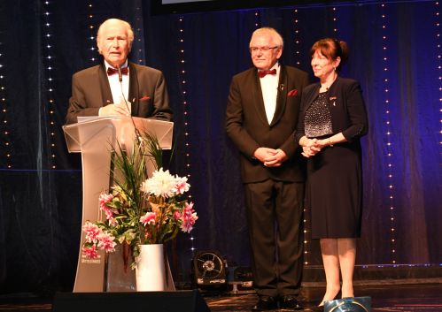 Herr Wolfgang Oehm (am-Rednerpult) erhielt die Auszeichnung überreicht durch die Vorstände der Oskar-Patzelt-Stiftung Frau Petra Tröger und Dr. Helfried Schmidt.