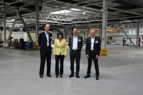 Lukas Eigenmann, Bürgermeisterin Kerstin Ternes, Firmenchef Lars van der Haegen und Martin Arnold
