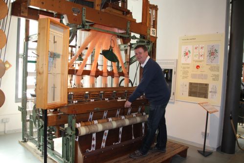 Patrick Zöllner fürht durch das Technische Museum der Bandweberei 