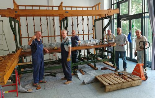 Vereinsmitglieder beim Wiederaufbau des Gurtwebstuhles