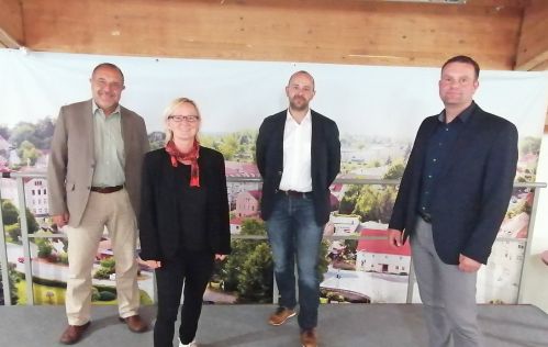 v.l.n.r. Ortsvorsteher Reinahrd Marz, Anne Zöllner und Ronny Mildner von Pro Gemeinsinn und Bürgermeister Stefan Schneider