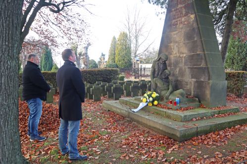 Kranzniederlegung am Denkmal für die gefallenen Soldaten und Opfer im 1. Weltkrieg