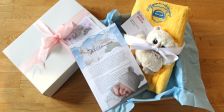Bürgermeister heißt Neugeborene mit Geschenken willkommen