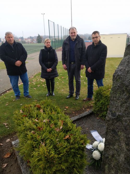 Vertreter des Stadtrates und der Stadtverwaltung bei der Kranzniederlegung am Denkmal für die gefallenen Sportler im 1. Weltkrieg