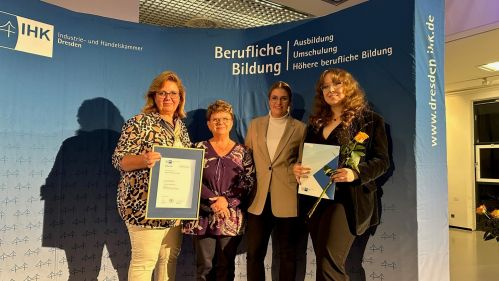 Frau Grit Hartmann (Geschäftsführerin der Friedrich Wilhelm Kunath GmbH), Ilona Stegemann (Ausbilderin), Julia Rietscher (Ausbilderin), Carolin Kretzschmann (Absolventin) (v.l.n.r.) freuen sich über die zwei Auszeichnungen