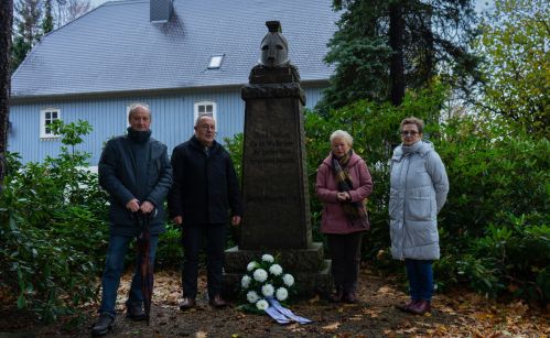 Ortsvorsteher Reinhard Marz (2.v.l.) mit dem Ortschaftsrat Thomas Schöne und den Ortschaftsrätinnen Monika Maßwig und Ramona Hempel zur Kranzniederlegung am Volkstrauertag in Hauswalde