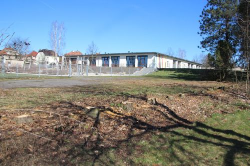 Zwischen der Grundschule Bretnig und dem Sportlerheim sollen die Umkleiden entstehen.
