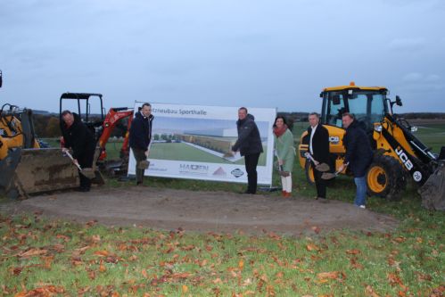 Spatenstich für den Ersatzneubau der Sporthalle am Rödertalstadion: Thomas Schöne (Baubetreuung Schöne), Steffen Went (Went + Went Architekten und Ingenieure), Stefan Schneider (Bürgermeister Stadt Großröhrsdorf), Elaine Jentsch (Mitglied im Sächsischen Landtag), Aloysius Mikwauschk (ehem. Mitglied im Sächsischen Landtag), Marcus Zillich (Wahlkreisbüro Lars Rohwer MdB) (v.l.n.r.)