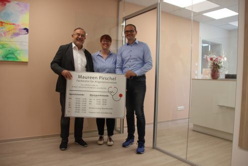 Ortsvorsteher Reinhard Marz und Wirtschaftsförderer André Riffel freuen sich über die Bereicherung des Ortsteils Hauswalde