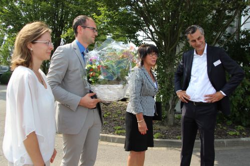 Bauamtsleiterin Kathleen Liebschner, Wirtschaftsförderer André Riffel und Bürgermeisterin Kerstin Ternes gratulieren Geschäftsführer Jörg Frauenrath