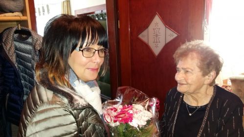Bürgermeisterin Kerstin Ternes gratuliert Frau Schurig 